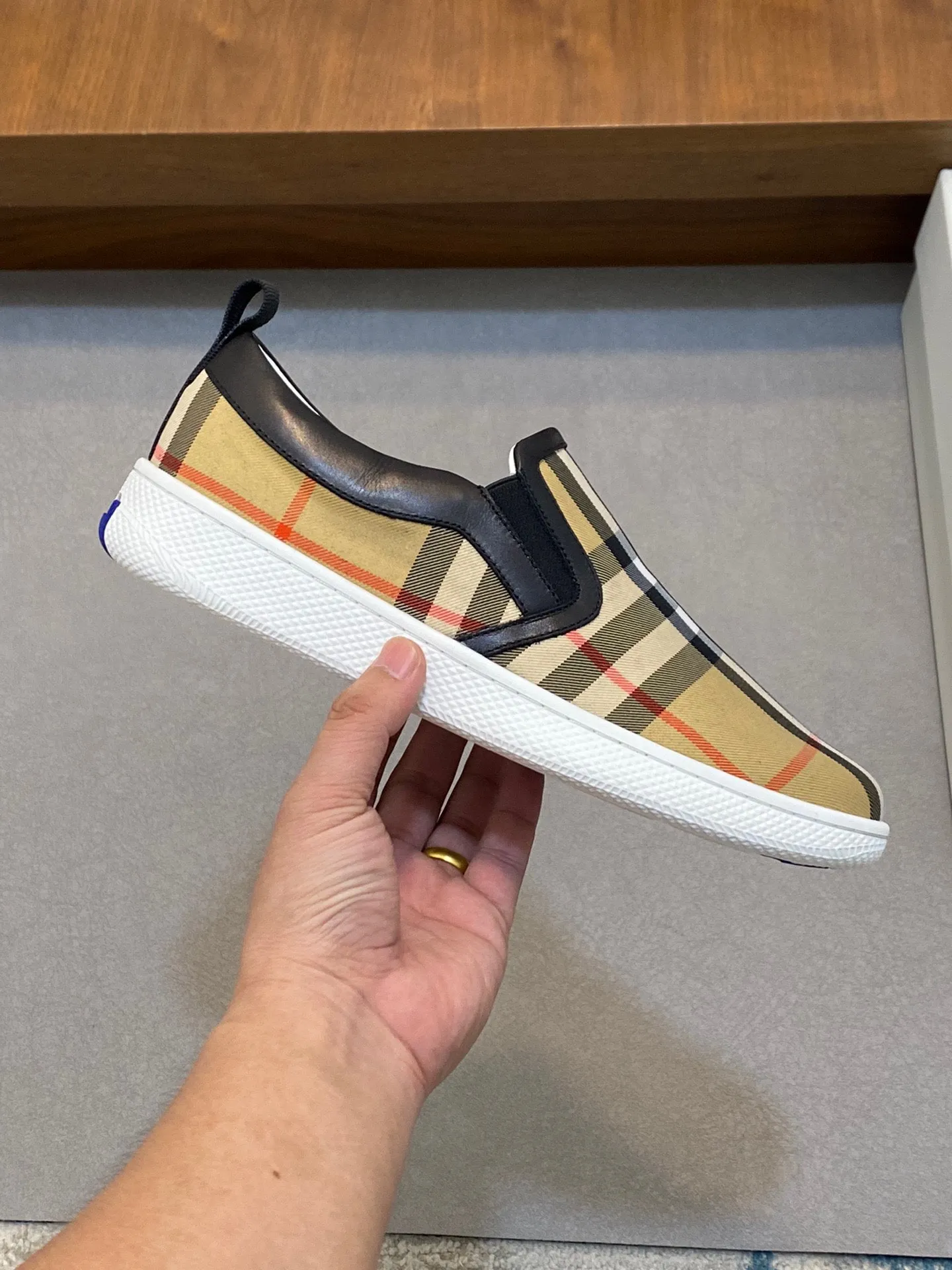 P380 [BURBERRY] Burberry - Upper: imported 🔝 brand totem cloth, - Inner lining: cowhide lining, feet; water-dyed cowhide - Outsole: ultra-light TPR rubber; two-color molded outsole - Super high quality control·Fine workmanship: highlighted (high-end, extravagance, grade) -Size: 38-44 (Male 45, can be customized)·
